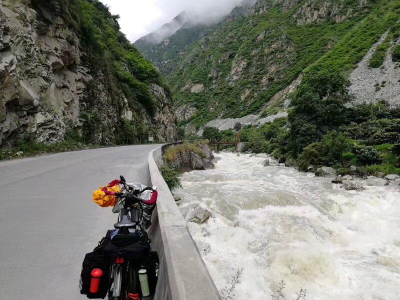 7月12日,川藏行第5天。泸定县—康定县,51公里。最高海拔2654米,驻地海拔2650米 7月12日,川藏行第5天。泸定县—康定县,51公里。最高海拔2654米,驻地海拔2650米